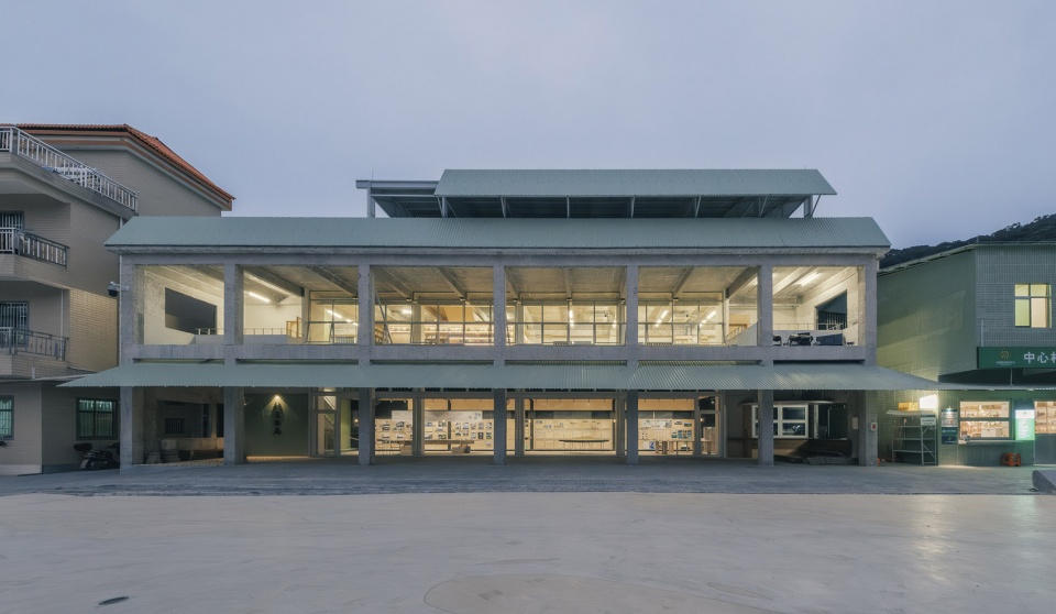 ancient banyan plaza renovation by atelier xuk
