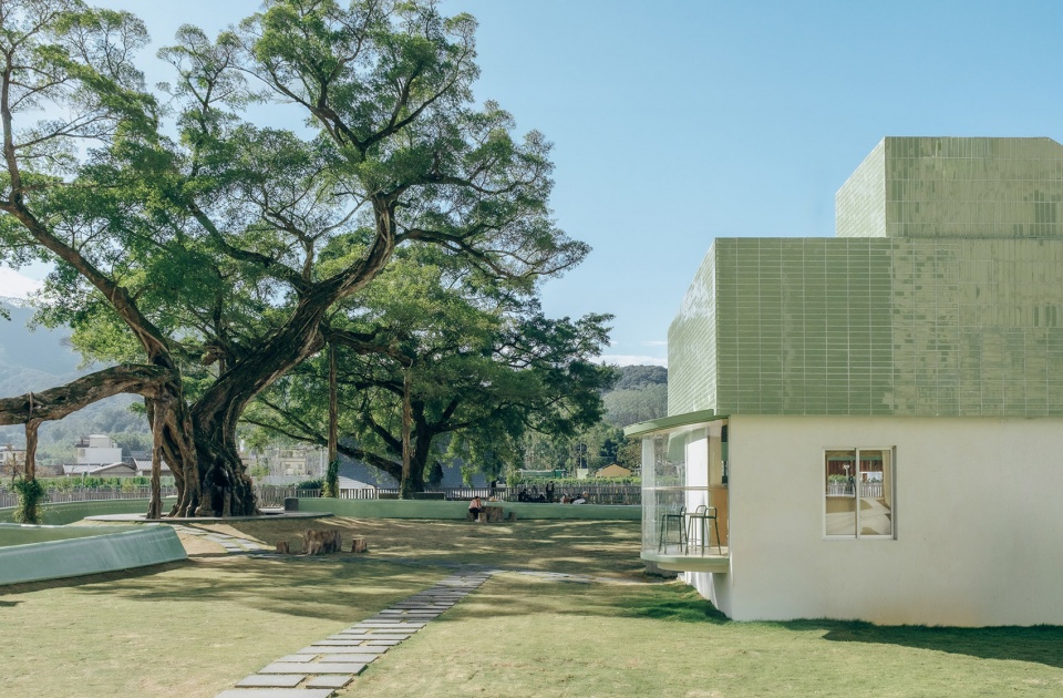 ancient banyan plaza renovation by atelier xuk