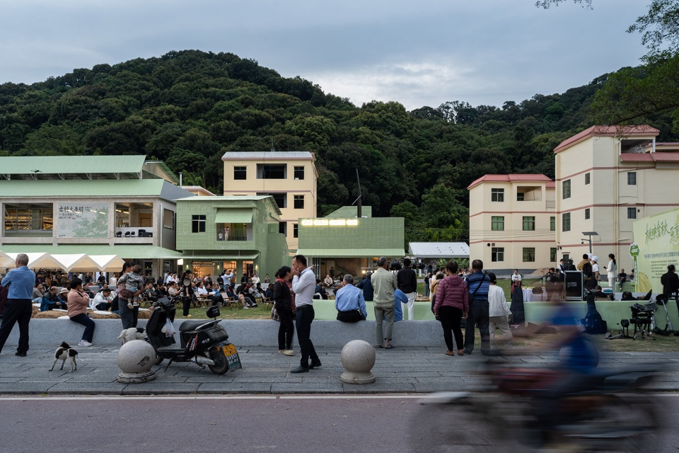 ancient banyan plaza renovation by atelier xuk
