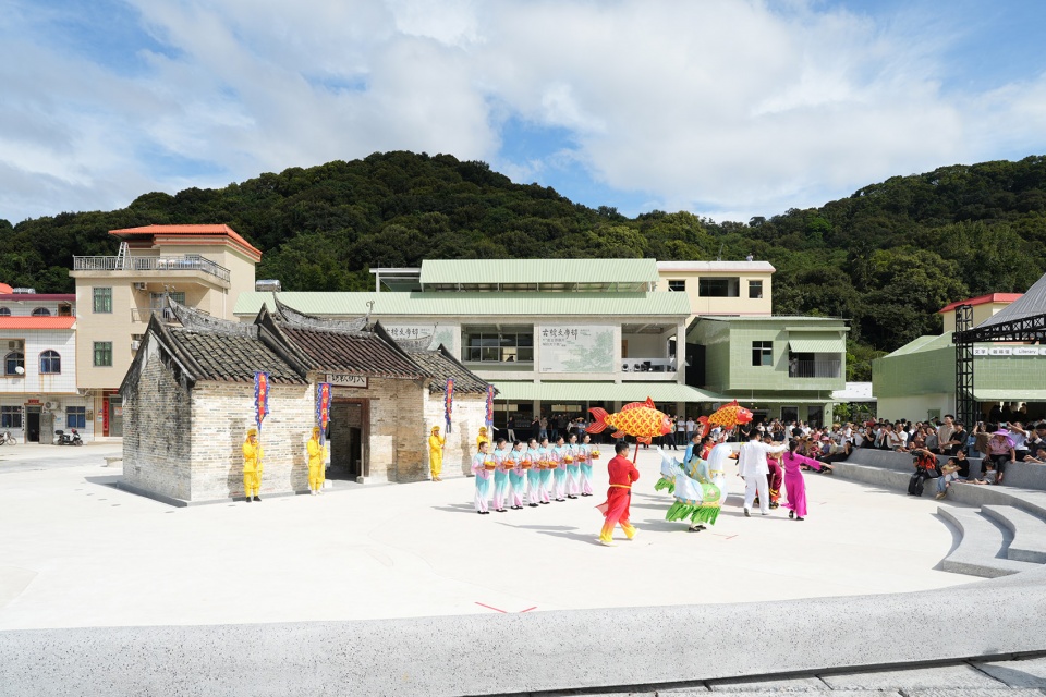 ancient banyan plaza renovation by atelier xuk