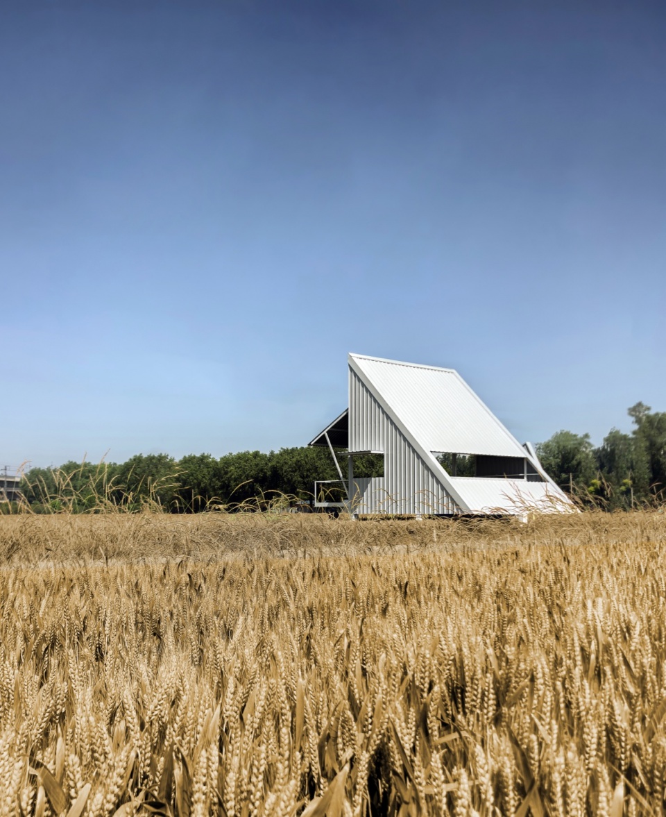 A white barn