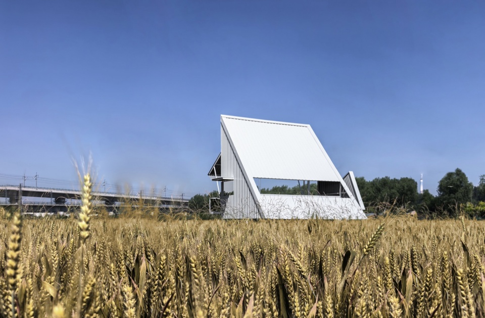A white barn