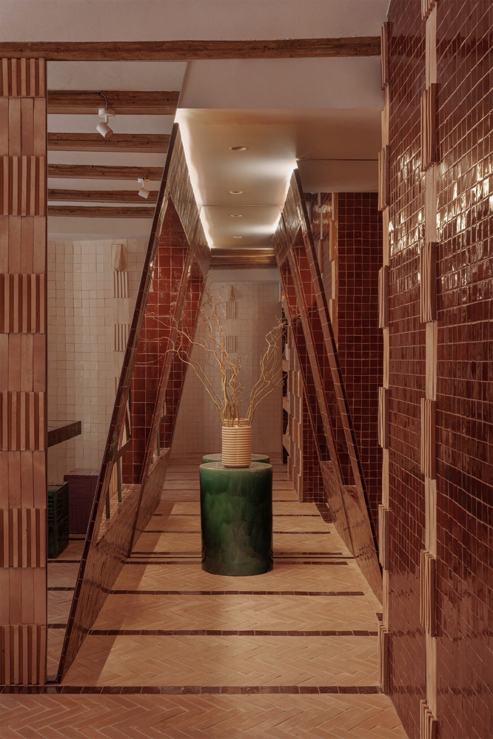 maora showroom by masquespacio