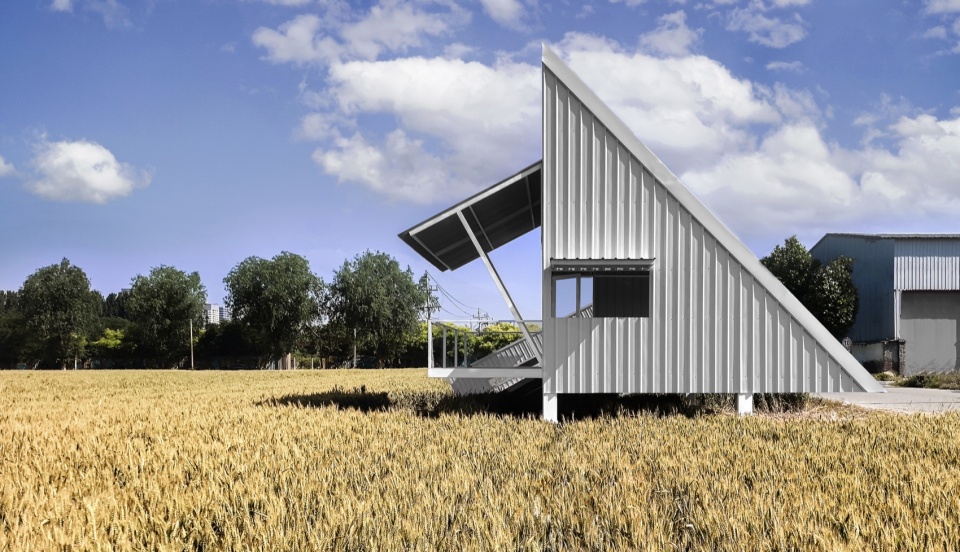 A white barn