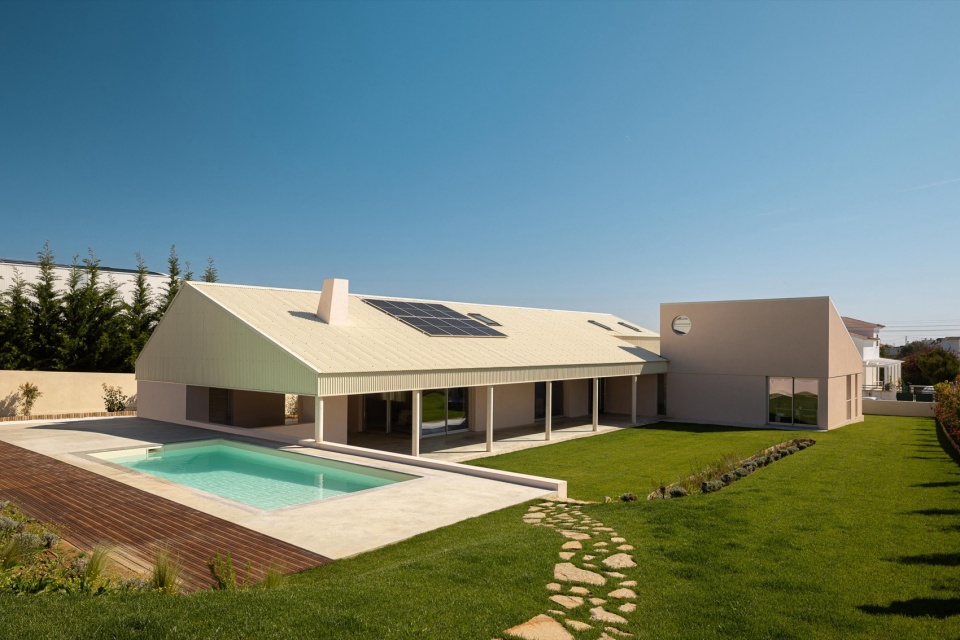 casa do alpendre by vasco burnay arquitectura