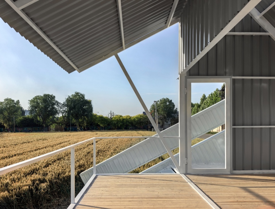 A white barn