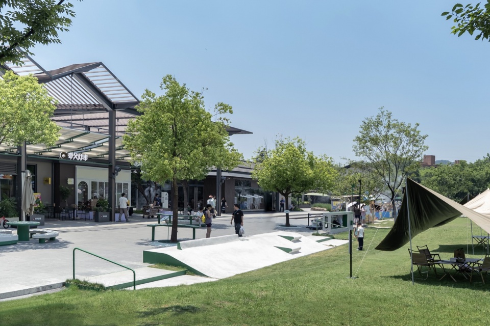 spatial renewal and scene stitching of birland food court by hangzhou parallect design x atelier diving bell