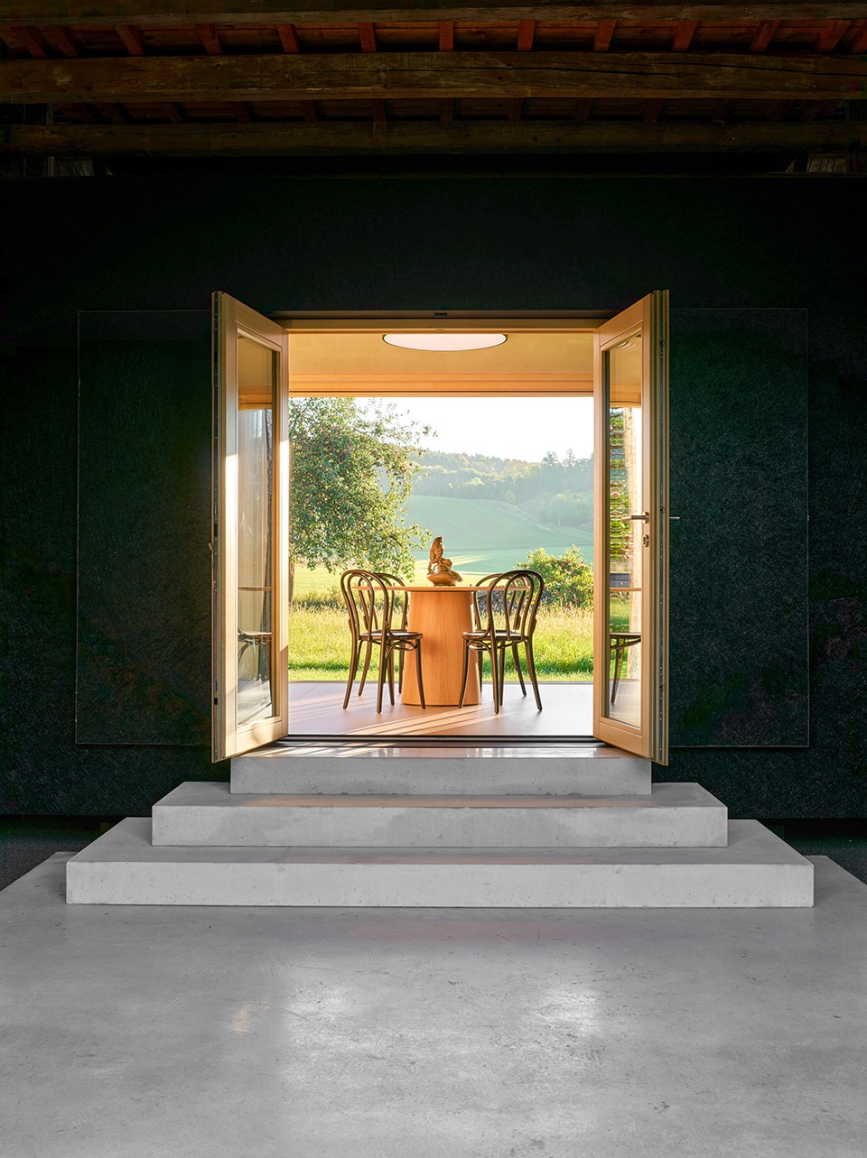 the box in the barn by facha architekti