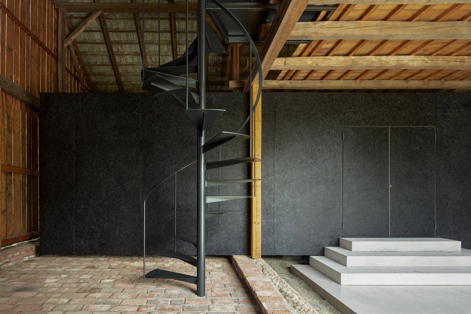 the box in the barn by facha architekti