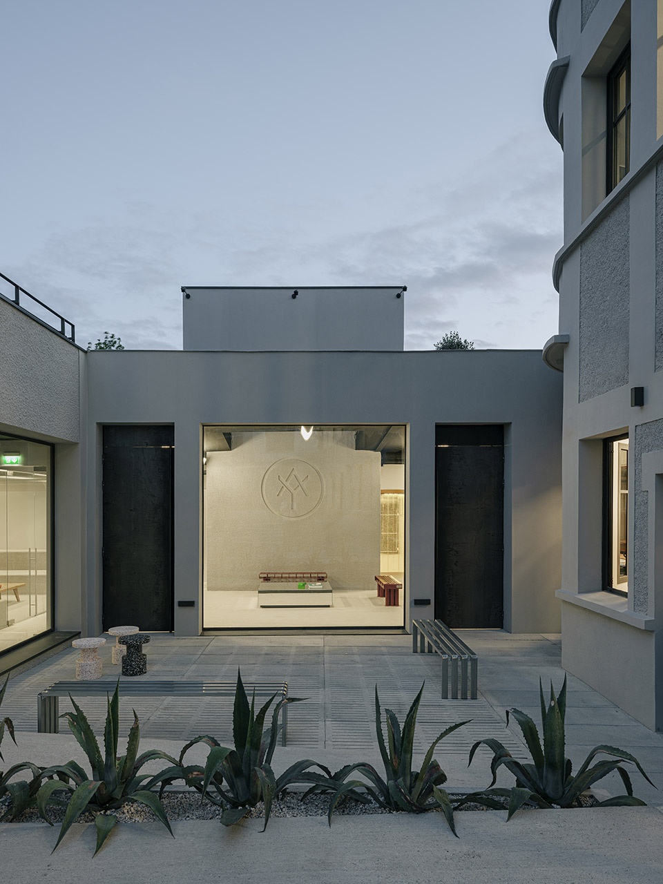 yard house by exbrayat enrico architectes