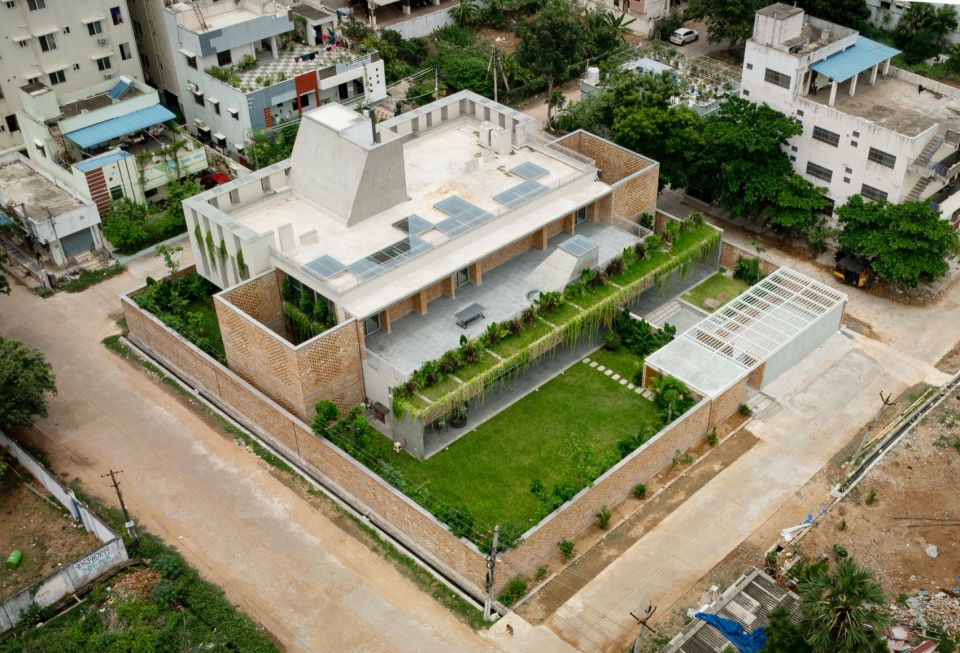 Twilight HOUSE by Architecture Paradigm