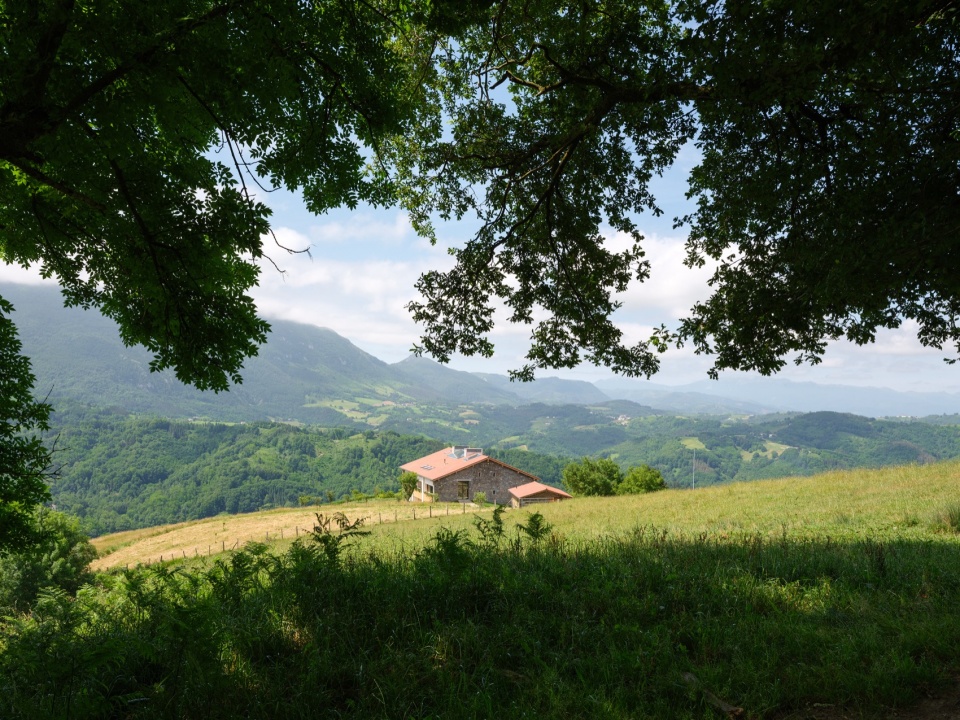 basque farm by zu studio