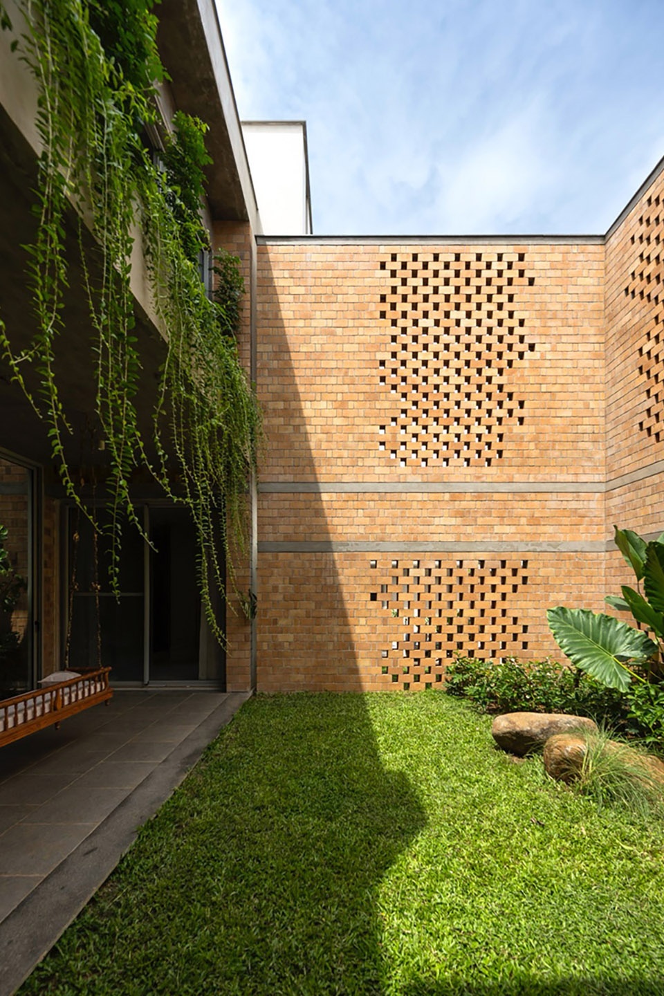 Twilight HOUSE by Architecture Paradigm