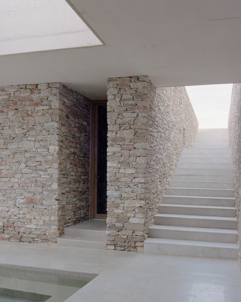 beneath the earth fysika by alexandre pavlidis architect