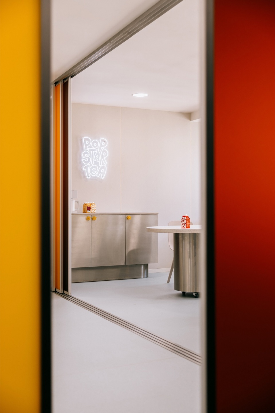 popstar tea space by holky rady architekturu
