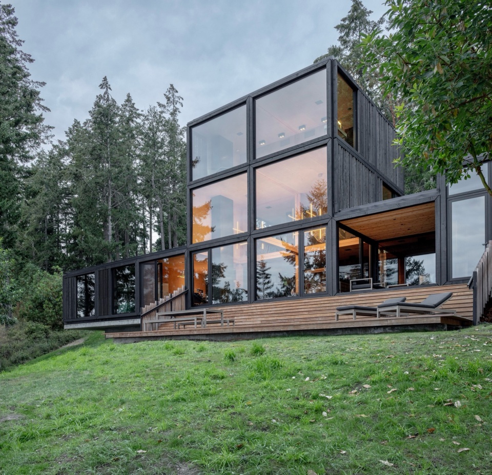 Discovery Bay House by Dekleva Gregoric Architects
