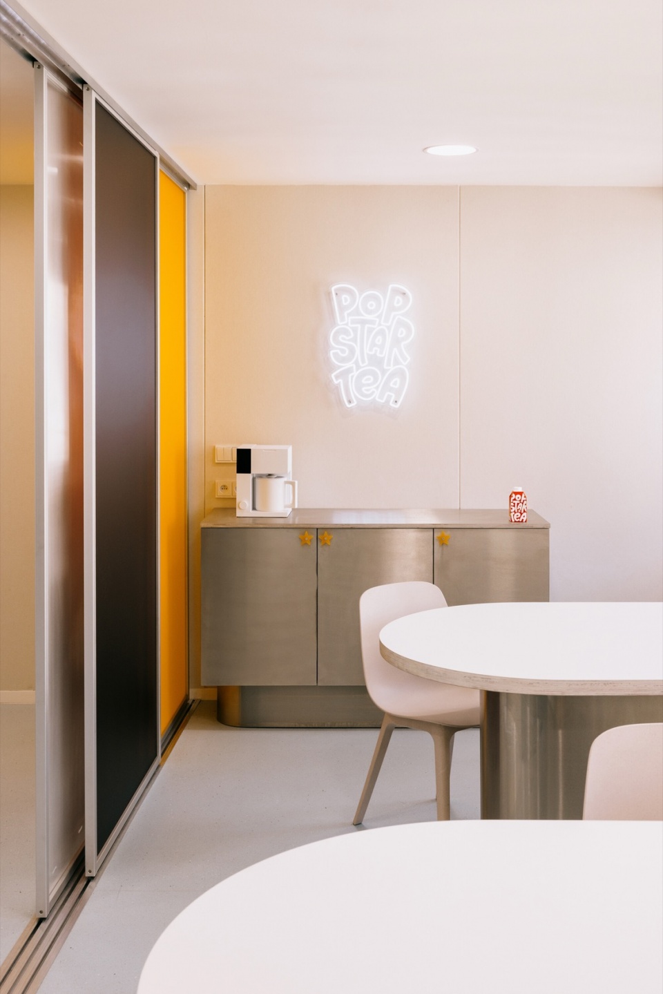 popstar tea space by holky rady architekturu
