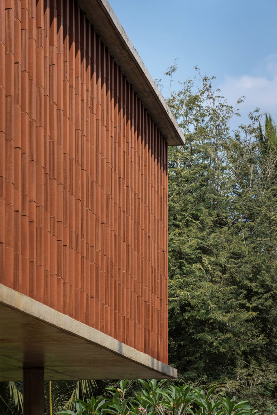 the stoic wall residence by lijo reny architects