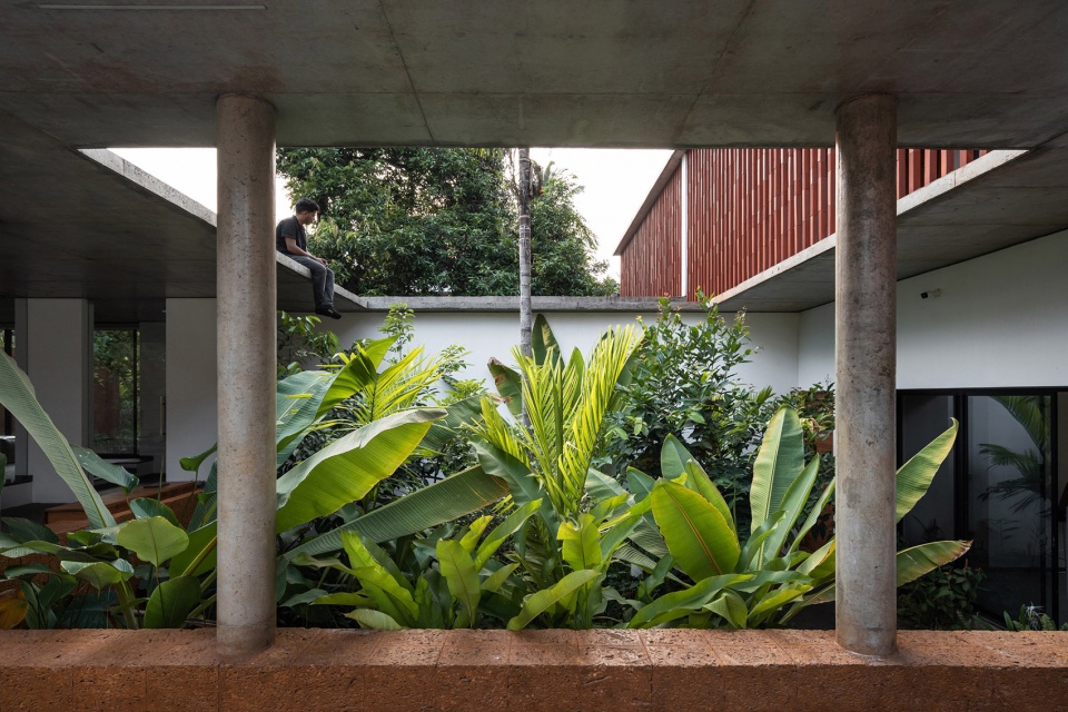 the stoic wall residence by lijo reny architects