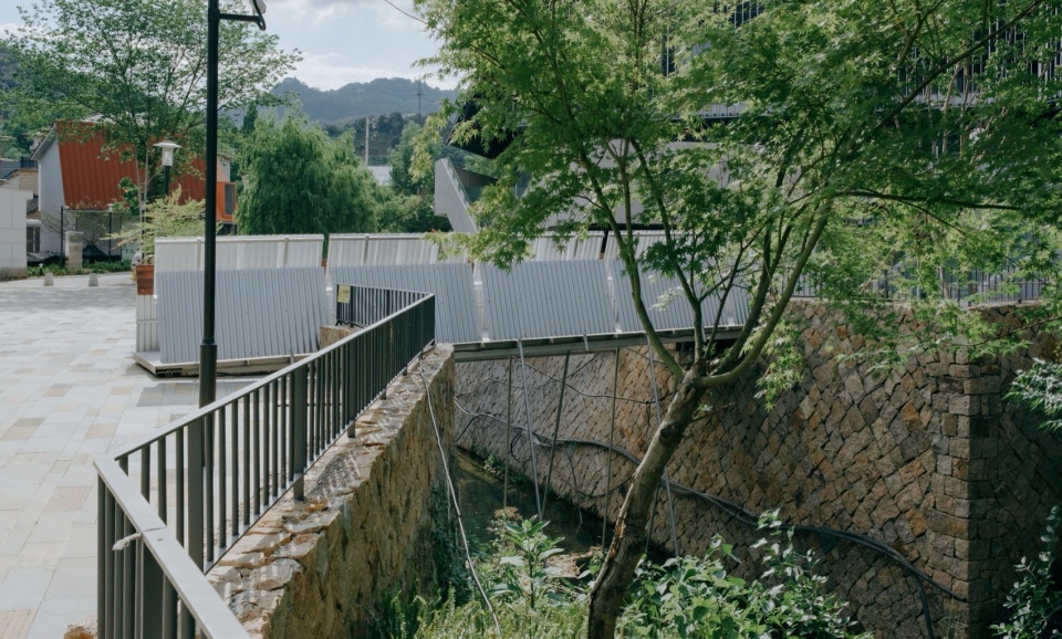 easel bridge by xbtw office