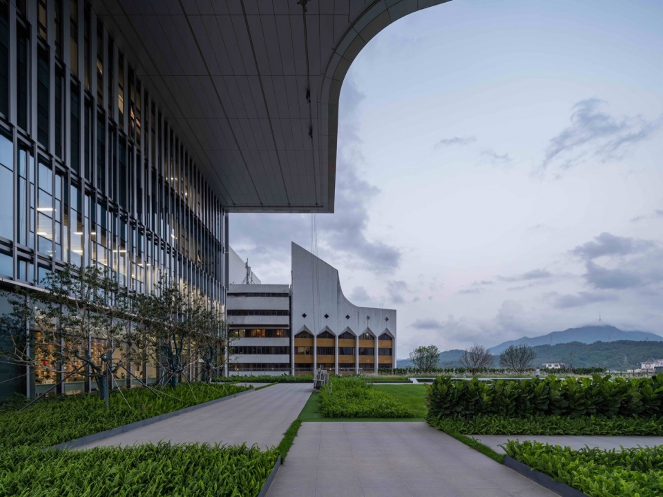 Luohu Library and Youth Activity Center by HHD Shenzhen Huahui Design iDEA