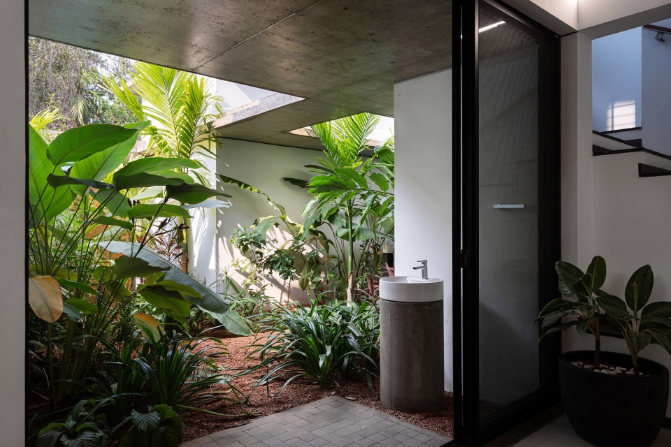 the stoic wall residence by lijo reny architects
