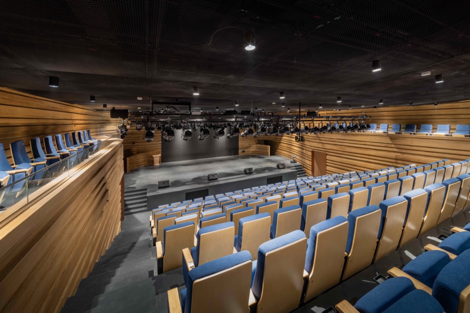 Luohu Library and Youth Activity Center by HHD Shenzhen Huahui Design iDEA