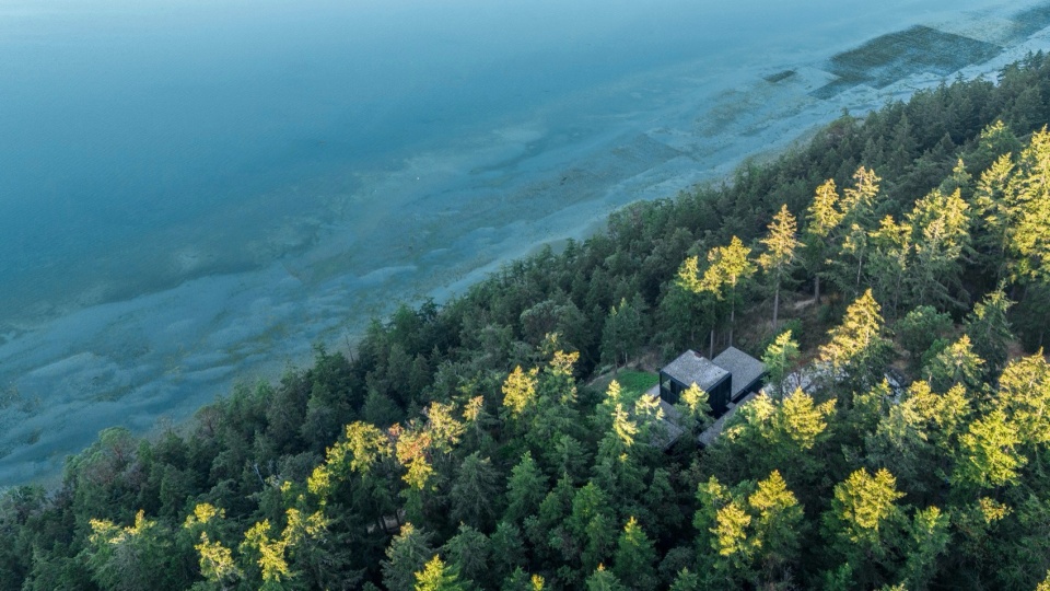 Discovery Bay House by Dekleva Gregoric Architects