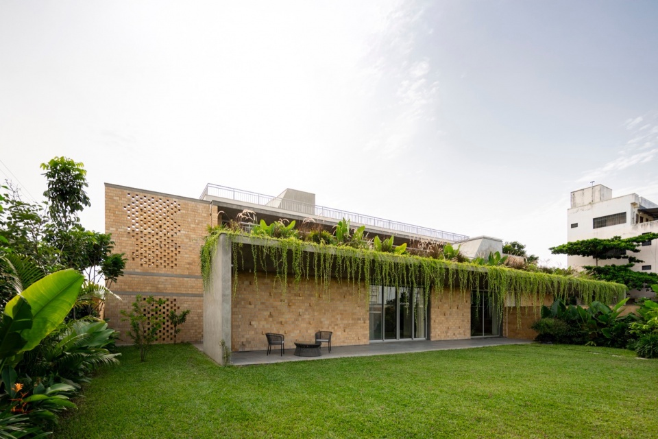 Twilight HOUSE by Architecture Paradigm