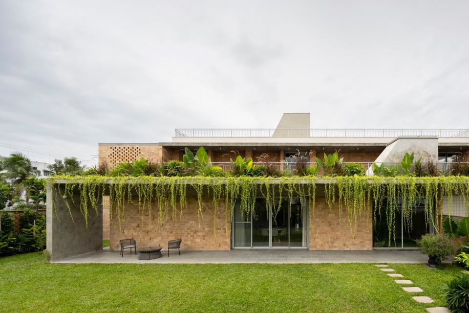 Twilight HOUSE by Architecture Paradigm